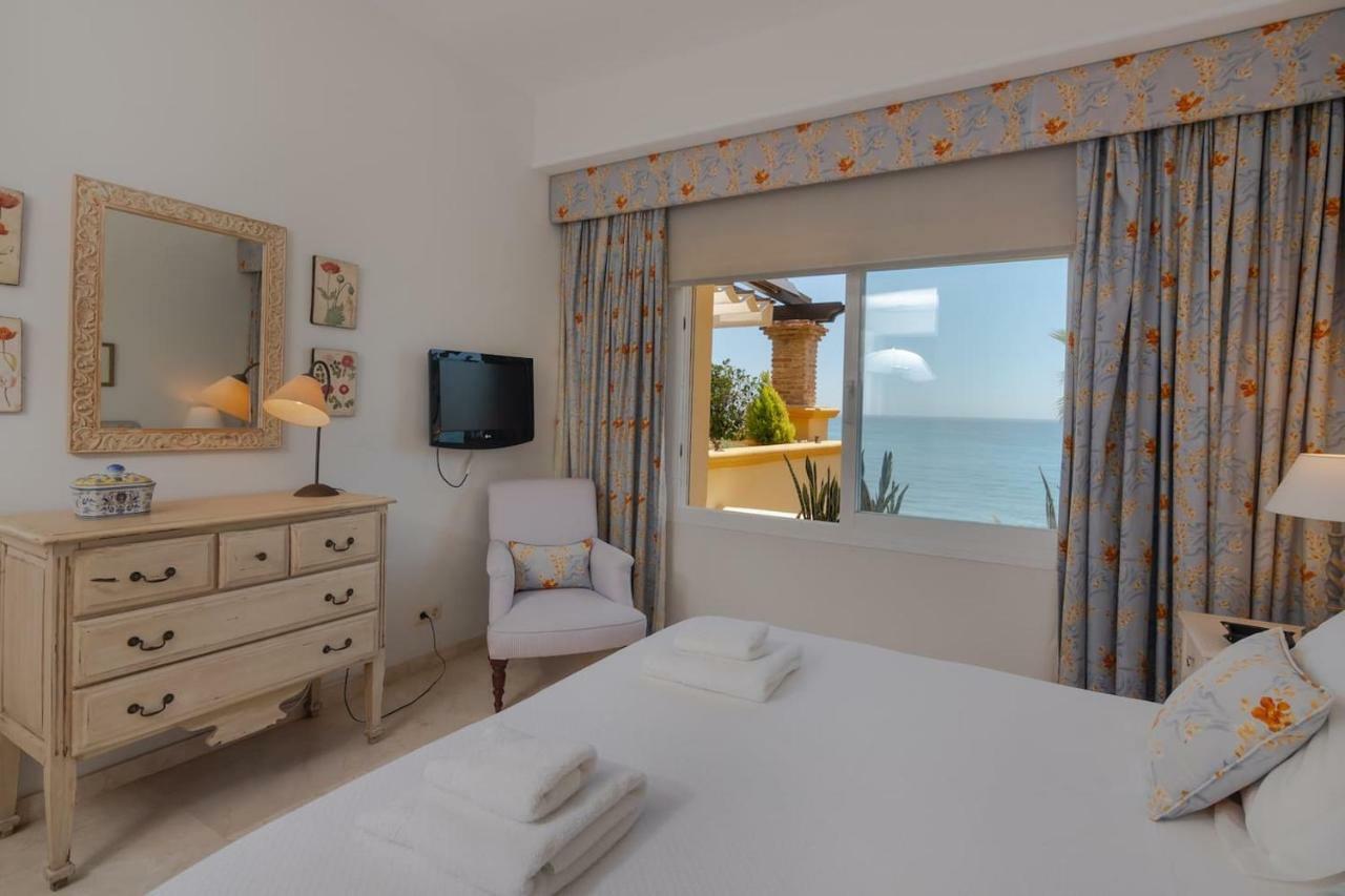 Superb Front Line Location With Heated Pool Apartment